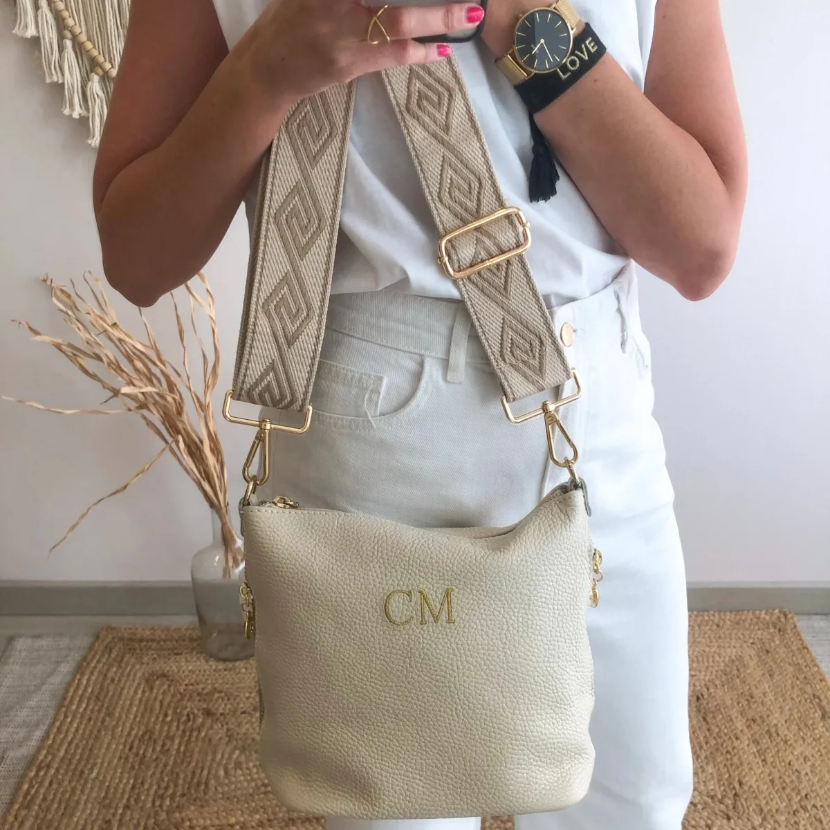 Bolso cremalleras piel beige iniciales bordadas - Imagen 5