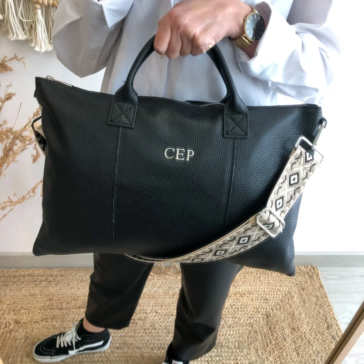 Bolso para portatil piel negro iniciales bordadas - Imagen 6