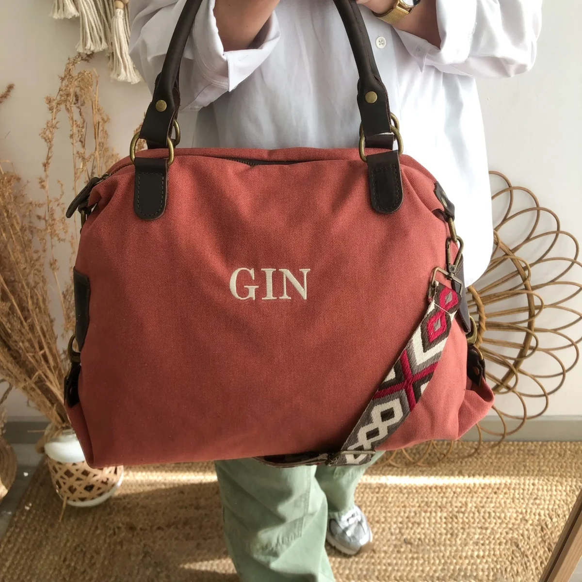 Bolso loneta y piel coral iniciales bordadas con correa étnica - Imagen 5