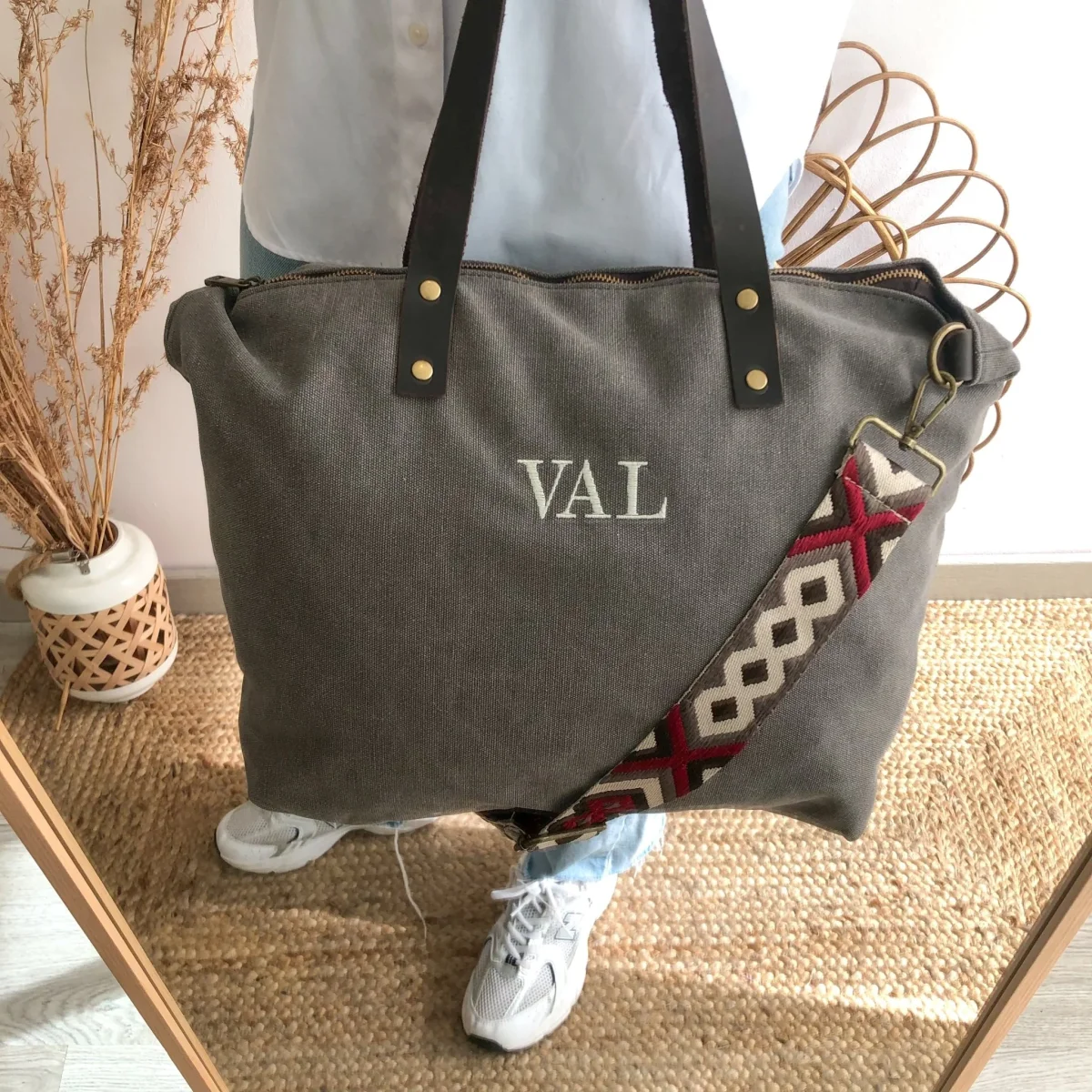 Bolso taupe oscuro loneta iniciales bordadas con correa étnica - Imagen 4