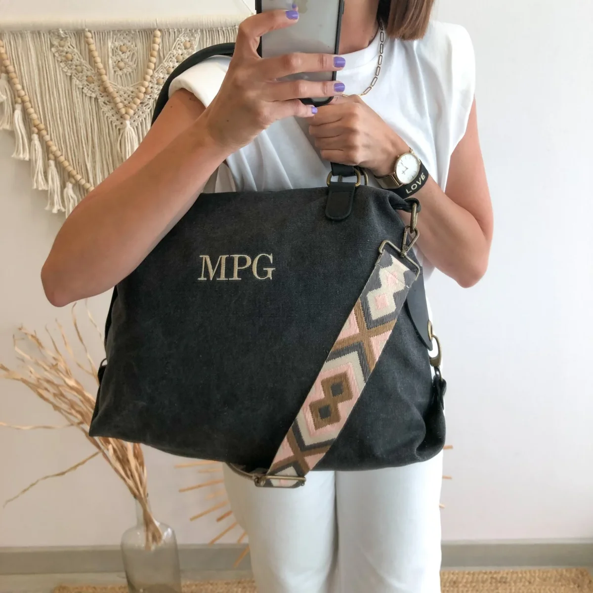 Bolso loneta y piel negro gastado iniciales bordadas con correa étnica - Imagen 5