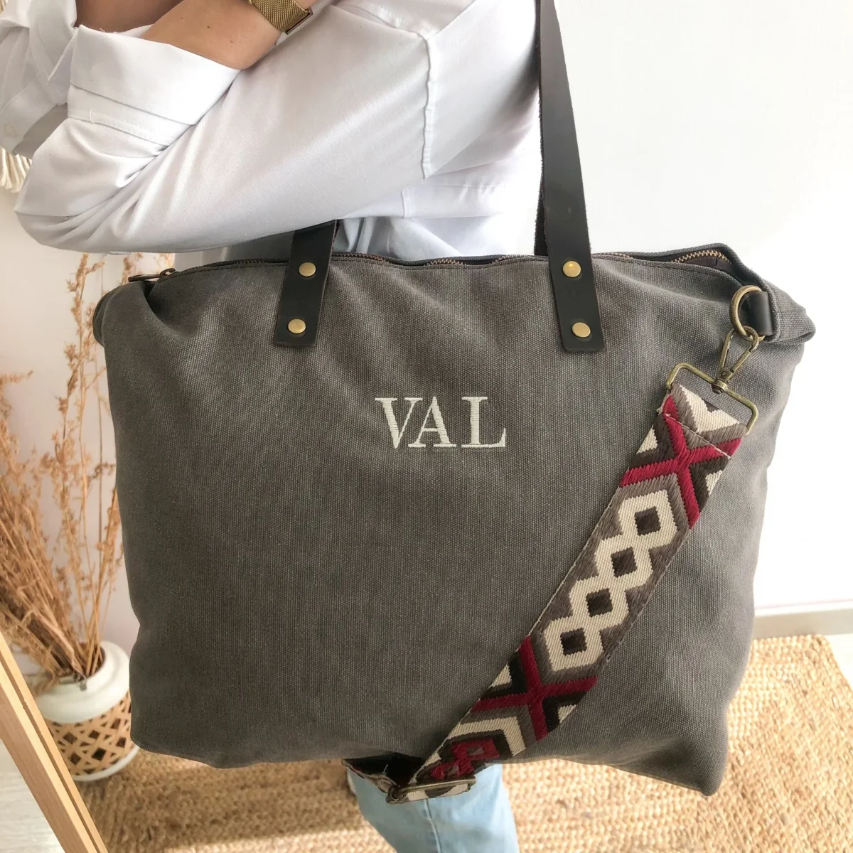 Bolso taupe oscuro loneta iniciales bordadas con correa étnica - Imagen 3