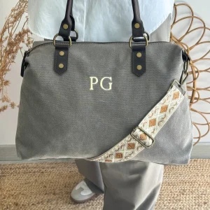 Bolso combinado loneta y piel gris iniciales bordadas con correa étnica