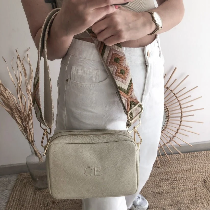 Bolso rectangular piel beige personalizado iniciales bordadas - Imagen 4