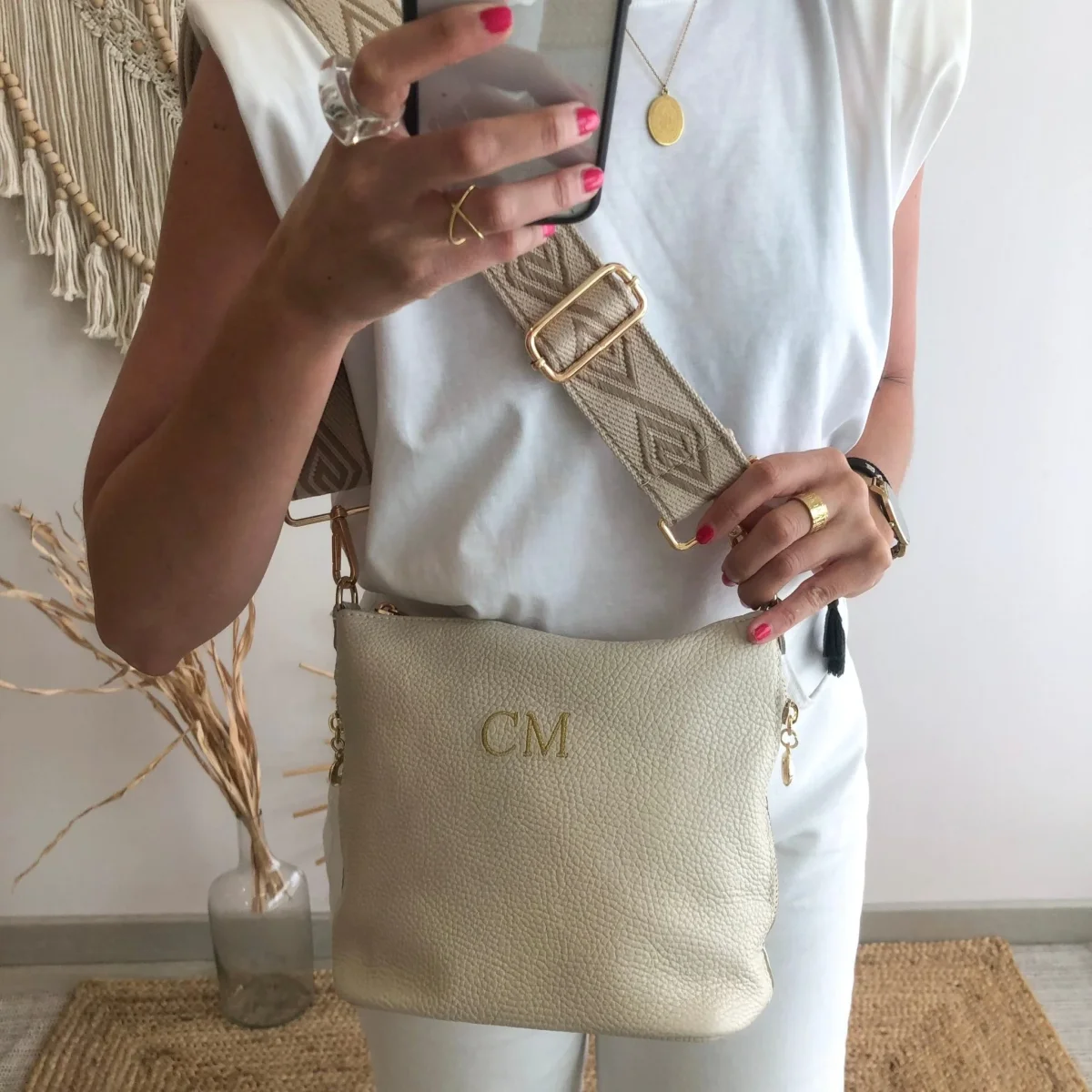 Bolso cremalleras piel beige iniciales bordadas - Imagen 4