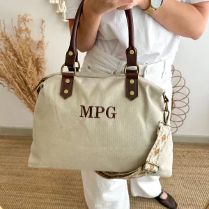Bolso combinado loneta y piel beige iniciales bordadas con correa étnica