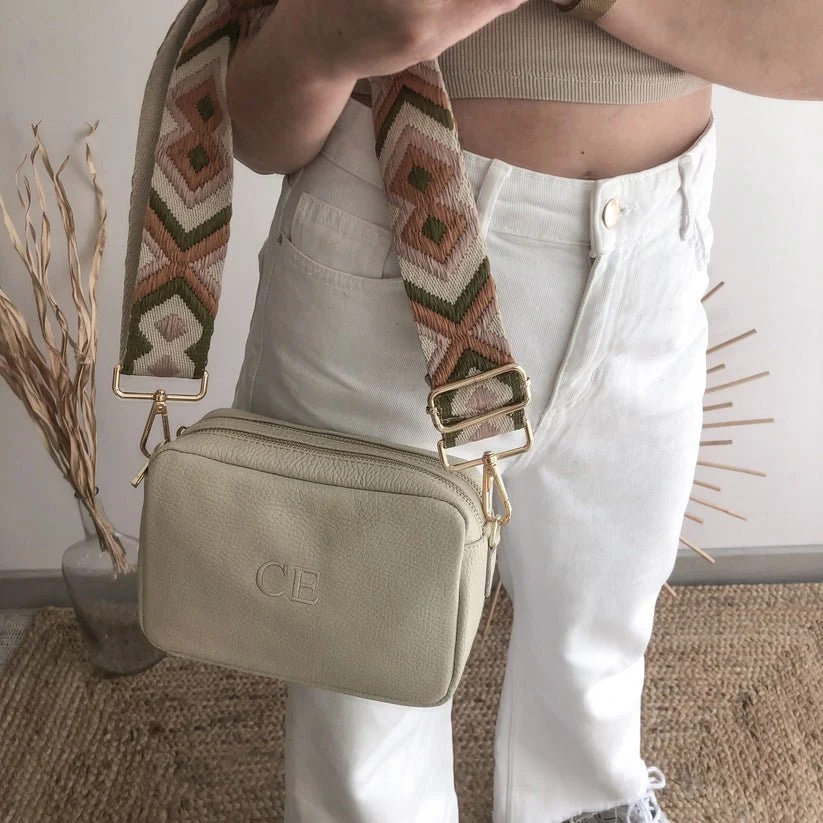 Bolso rectangular piel beige personalizado iniciales bordadas - Imagen 5