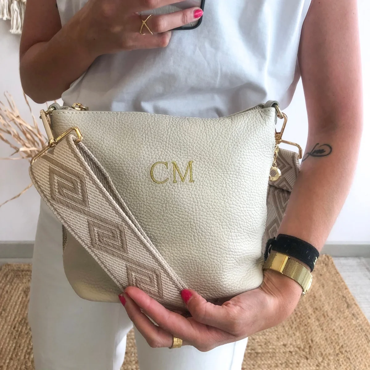 Bolso cremalleras piel beige iniciales bordadas - Imagen 3