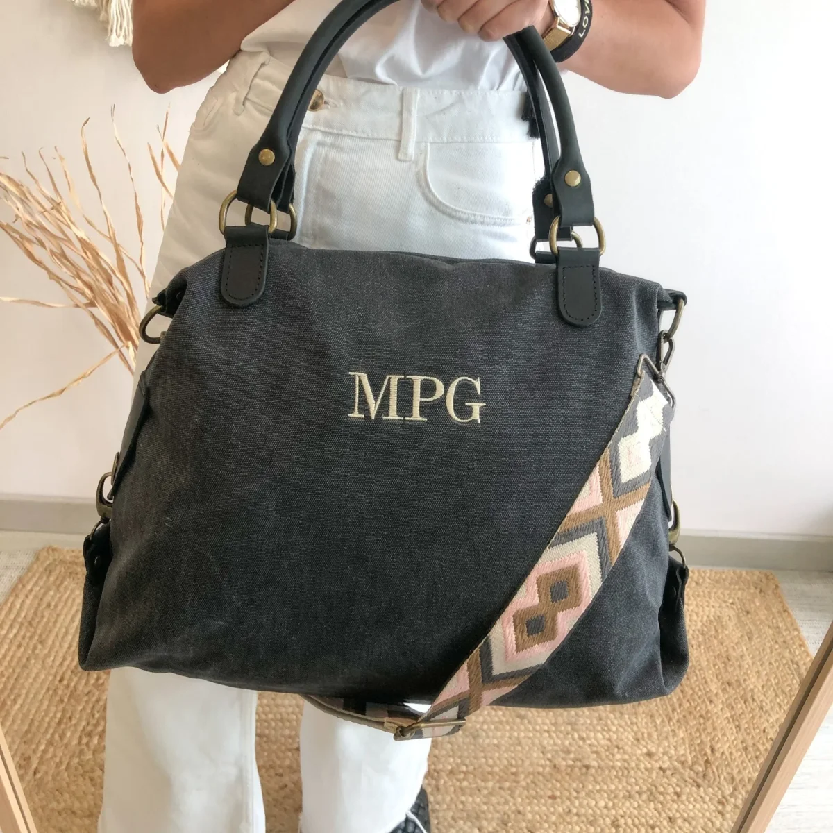 Bolso loneta y piel negro gastado iniciales bordadas con correa étnica - Imagen 6