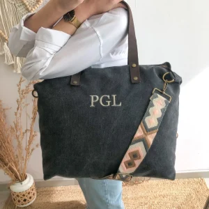 Bolso gris loneta iniciales bordadas con correa étnica