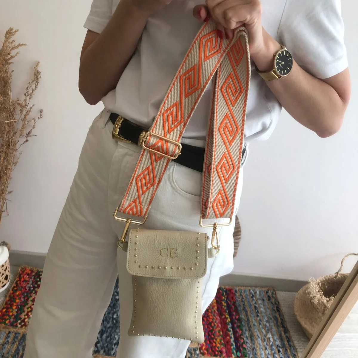 Porta móvil piel beige tachuelas doradas - Imagen 5
