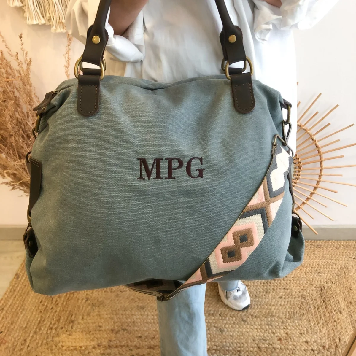 Bolso loneta y piel azul denim iniciales bordadas con correa étnica - Imagen 2