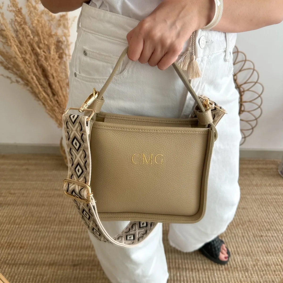 Bolso cuadrado piel taupe iniciales bordadas - Imagen 6