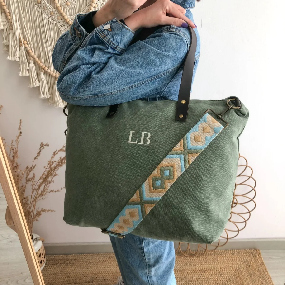 Bolso caqui loneta iniciales bordadas con correa étnica - Imagen 3
