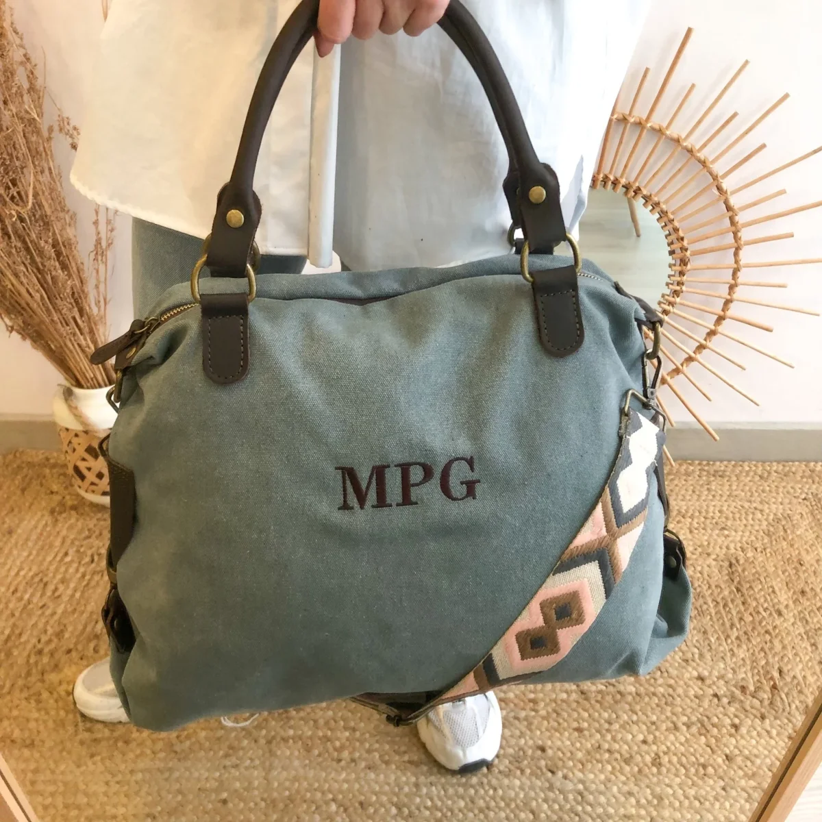 Bolso loneta y piel azul denim iniciales bordadas con correa étnica - Imagen 5