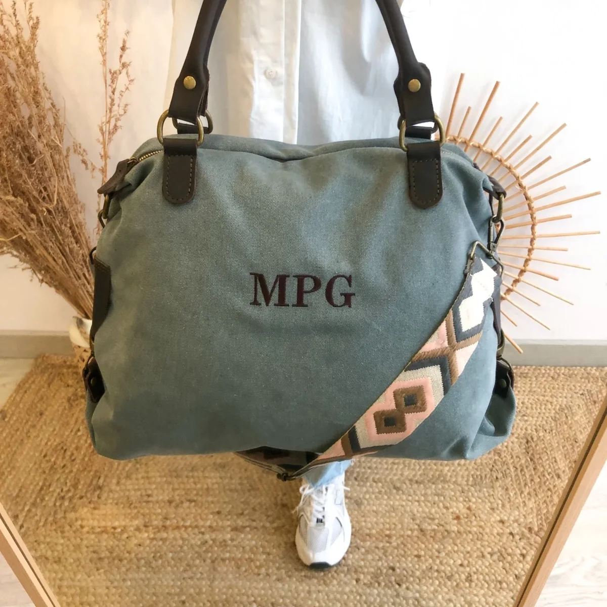 Bolso loneta y piel azul denim iniciales bordadas con correa étnica - Imagen 6