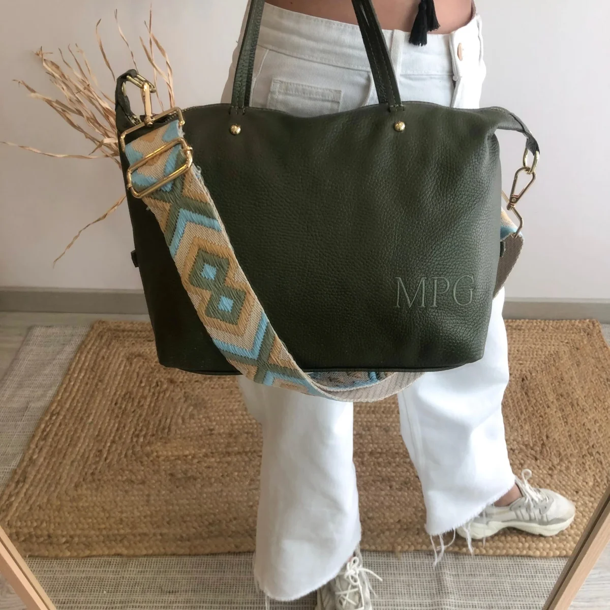 Bolso piel caqui iniciales bordadas - Imagen 4