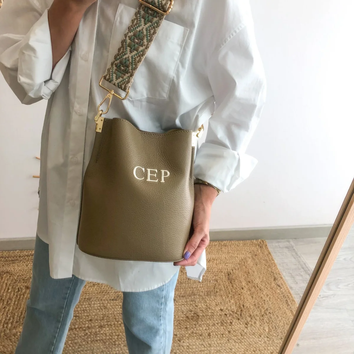 Bolso bucket piel taupe cadena dorada iniciales bordadas - Imagen 3