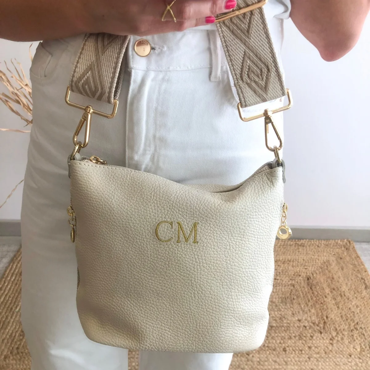 Bolso cremalleras piel beige iniciales bordadas - Imagen 2