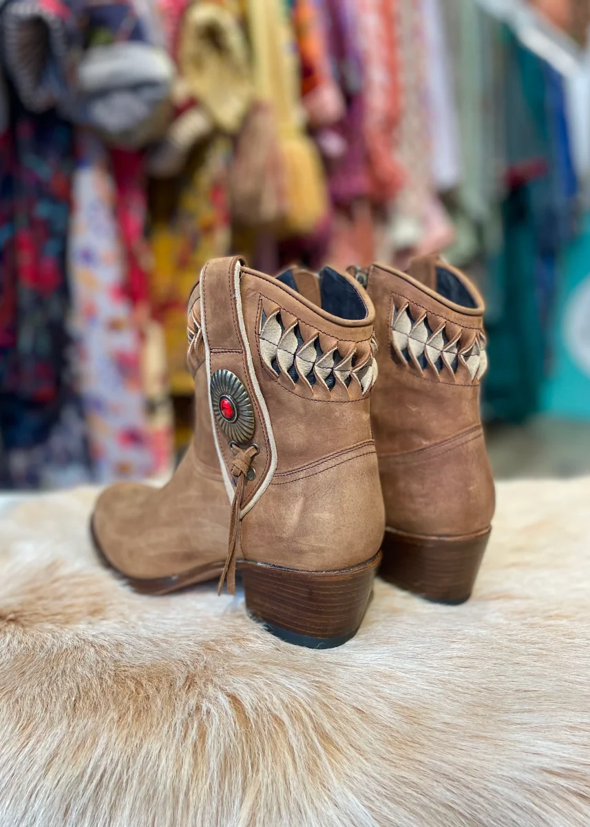 Botines marrones bordados - Imagen 3