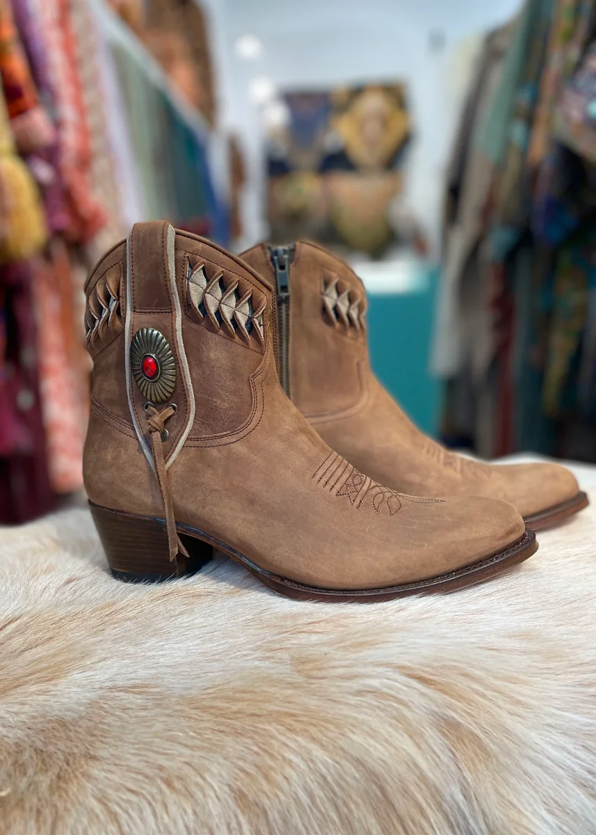 Botines marrones bordados - Imagen 2
